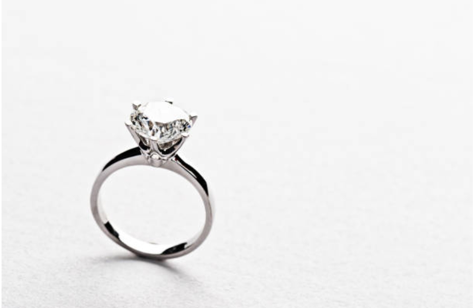 How Do Unique Engagement Rings Reflect Personal Stories and Moments?