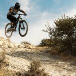 Quelles sont les compétences essentielles pour réussir dans les courses de VTT?