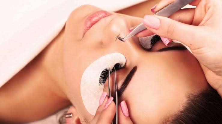 Tips for choosing the right promade fans for your lashes