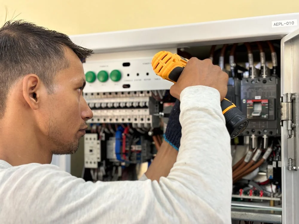 How to Choose the Right Electrician for Your Electrical Repairs